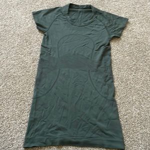 Dark green swiftly tech shirt